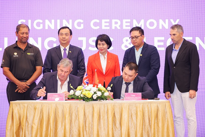 Ông Phill Harrison, Giám đốc điều hành Legends Tour và ông Bùi Nguyễn Thăng Long, Tổng giám đốc Viet Challenge JSC ký kết hợp tác công bố Giải đấu Golf - Vinpearl DIC Legends Vietnam 2023.
